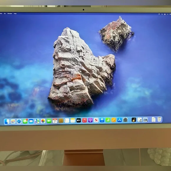 iMac 24” Pink Desktop. Purchased brand new, only used for a total of 3-4 hours